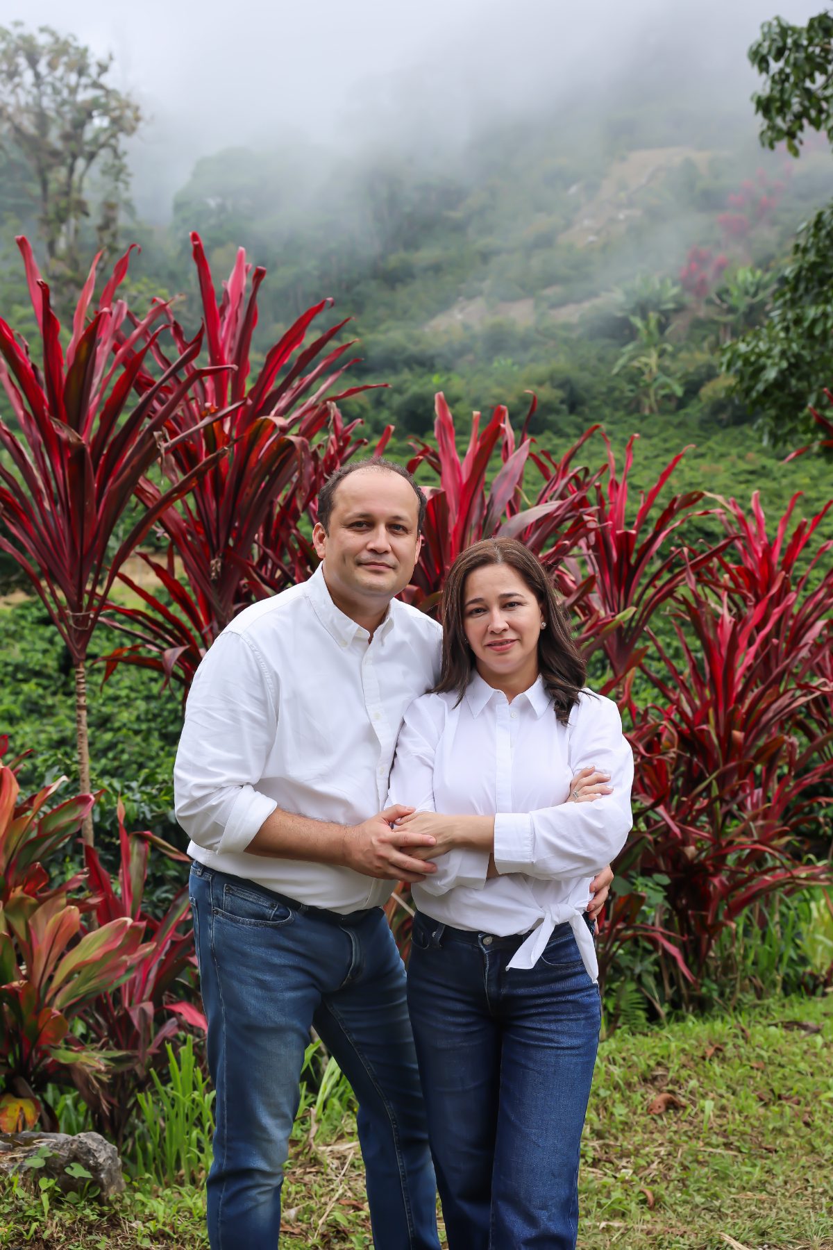 Jorge Lanza y Carol Guevara, cofundadores de Harvverse, en una finca de café en Honduras