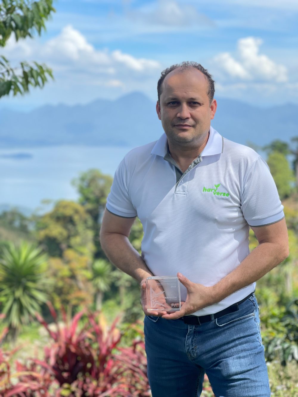 Jorge Lanza holding the Fintech Americas recognition awarded to Harvverse